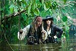 Jack Sparrow dans les Marcages avec Angelica - Pirates des Carabes : la Fontaine de Jouvence