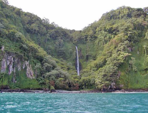 Une cascade dans l'le Cocos