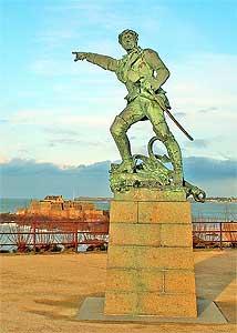 La statue de Surcouf, sculpte par Alfred Caravanniez  Saint-Malo