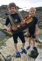 Ollie et Harry Ferguson font faire le tour du monde  un bateau pirate Playmobil