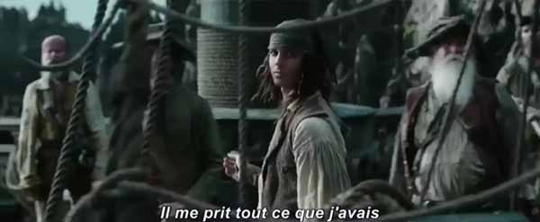 Jack Sparrow, jeune, tenant la fameuse boussole et dfiant le capitaine Brand.