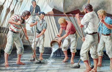 Les marins briquent le pont du navire