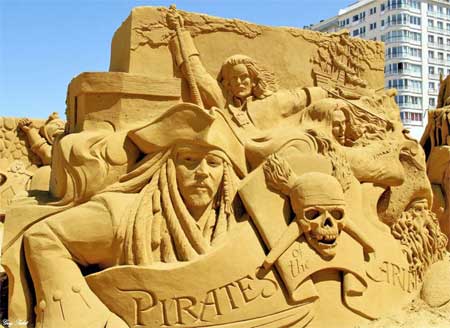 Sculpture sur sable de pirates - calcul du nombre de grains de sables sur terre