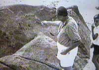 Reginald Cruise-Wilkins (1913-1977) devant un signe de La Buse