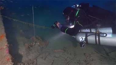 Les plongeurs Gabriele Succi et Edoardo Sbaraini prs de l'pave du Santo Spirito e Santa Maria di Loreto